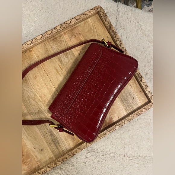 Faux Leather Croc Embossed Bag - Picture 7 of 11